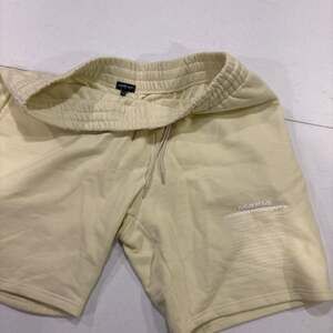 FEAR OF GOD ESSENTIALS Sweat Shorts 'Buttercream'